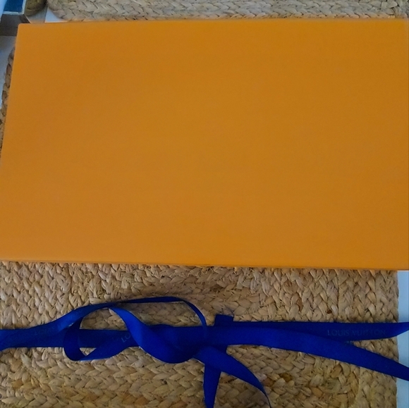 Authentic large Louis Vuitton Box with Ribbon - Picture 2 of 9